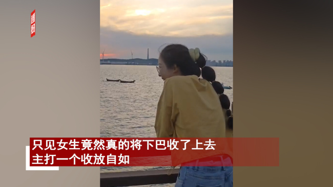 当女子拍照被要求收下巴 主打一个收放自如