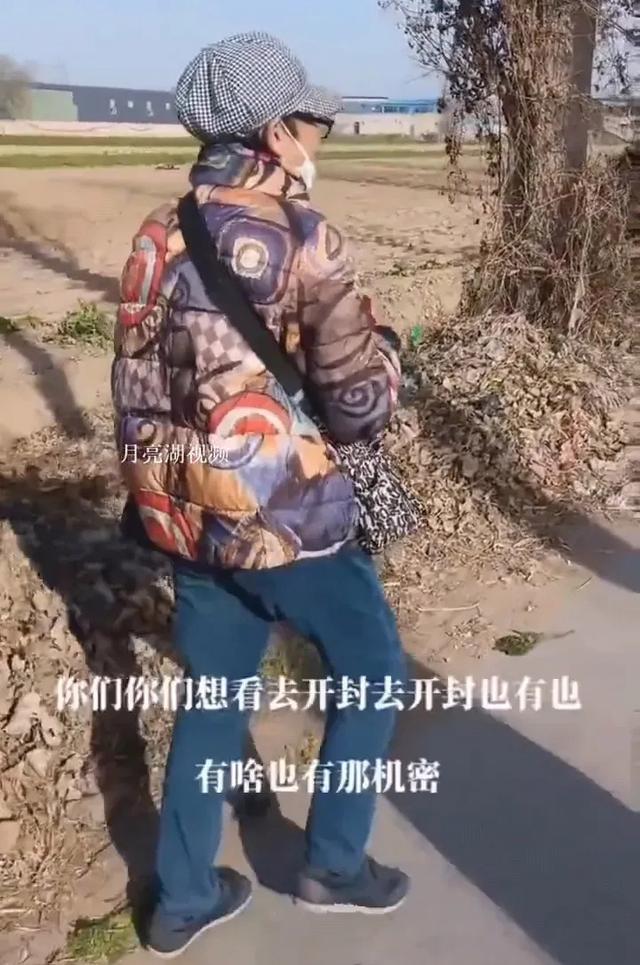 大妈在军事基地拍照后续：身份遭路人质疑 听到报警后慌张离开