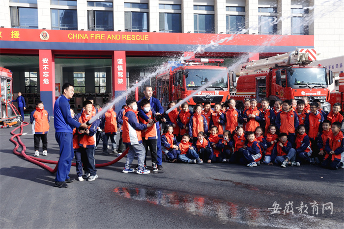 2.11月8日，定远县建设小学组织部分师生走进定远县消防救援大队，学习消防救援知识，提升安全意识。 - 副本 - 副本.jpg