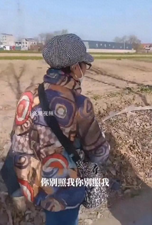 大妈在军事基地拍照后续：身份遭路人质疑 听到报警后慌张离开