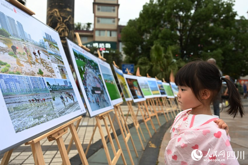 眉山市“天府粮仓”示范区建设摄影大赛第一阶段入选作品展出，吸引市民驻足欣赏。袁志福摄